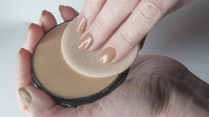 Rekomendasi 7 Bedak yang Tahan Lama dan Bikin Glowing untuk Semua Jenis Kulit