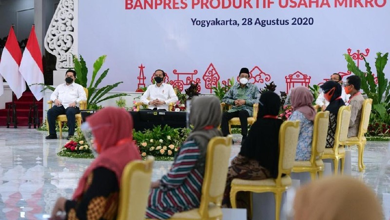 Presiden RI Joko Widodo menyerahkan Banpres Produktif Usaha Mikro (BPUM) di di Gedung Agung Istana Kepresidenan Yogyakarta.