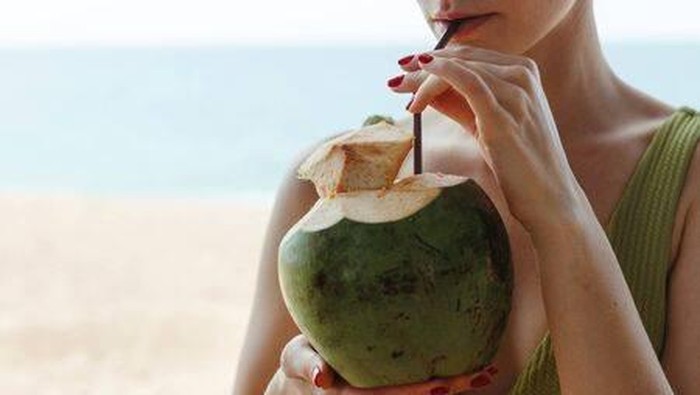Air Kelapa Punya Banyak Khasiat Buat Kecantikan Kulit, Apa Saja?