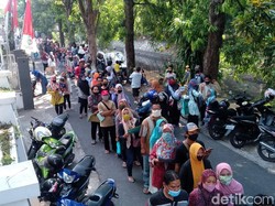 Antrean Pemohon Banpres Usaha Mikro di Jombang Abaikan Jaga Jarak