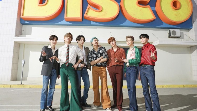 Fashion BTS dalam MV Dynamite