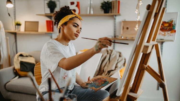 Hobi melukis Photo of young females artist in her apartment