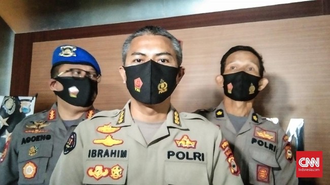 Polda Pastikan Tak Ada Polisi di Dalam Stadion Saat Persib vs Persija Polda Jabar menyebut keamanan di dalam Stadion Gelora Bandung Lautan Api saat laga Persib vs Persija dilakukan oleh steward dari panitia penyelenggara.
