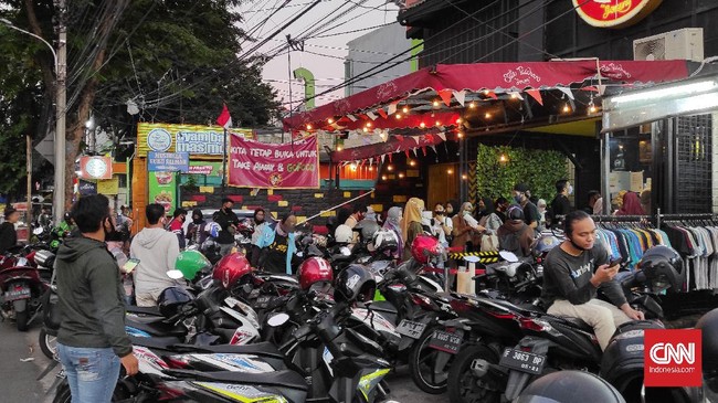 Viral kerumunan restoran di Padang karena menganggap tak ada lockdown. Protokol kesehatan pun tak diterapkan di restoran tersebut.