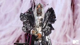 Lady Gaga Pakai Masker Buatan Desainer Indonesia di MTV VMA