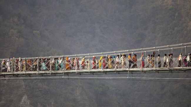 Lakshman Jhula disebut jembatan suci karena berada di atas aliran Sungai Gangga. Personel The Beatles sempat melintasinya untuk menuju ke ashram.