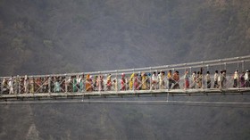 Tanpa Busana di Jembatan Suci, Turis Prancis Ditangkap
