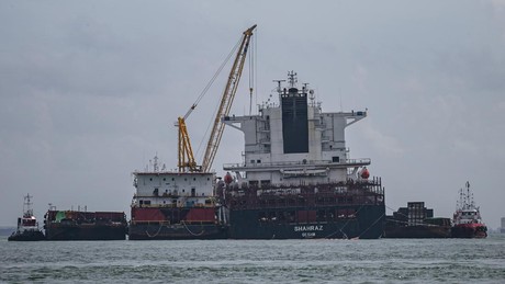 Belasan kapal kargo dan tanker mengaku ditahan TNI AL di perairan Indonesia dekat Singapura dan harus membayar setara Rp4,2 miliar per kapal agar dibebaskan.