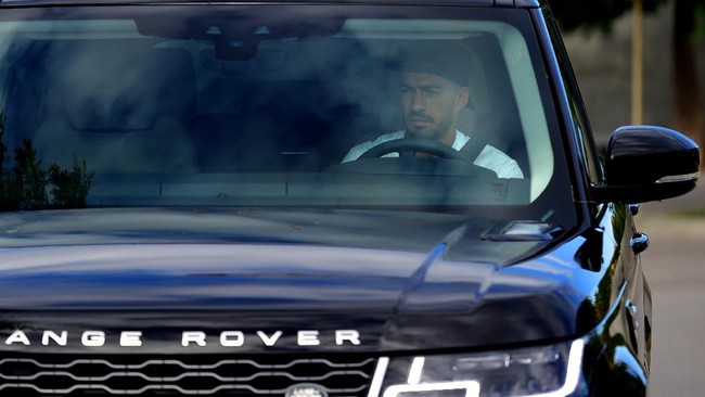 Luis Suarez menampakkan sisi lain dari dirinya ketika pamit dari Barcelona. Derai air mata turut mengiringi kepergian El Pistolero dari Camp Nou.