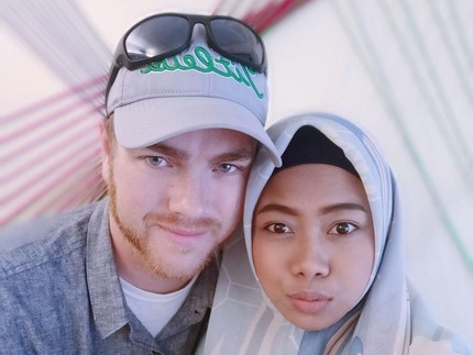 Cerita Hijaber Cilacap Dampingi Suami Bule Jadi Mualaf, Banjir Dukungan