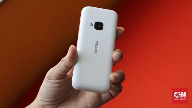 Nokia kembali menjual hp model jadul berupa feature phone model baru berbentuk candybar, Nokia 215 dan 225.