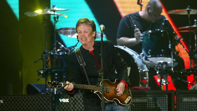 Pada The Sun Paul McCartney pernah menyebut dirinya amat menginginkan vaksin Covid-19, karena dirinya secara usia masuk dalam kategori prioritas.