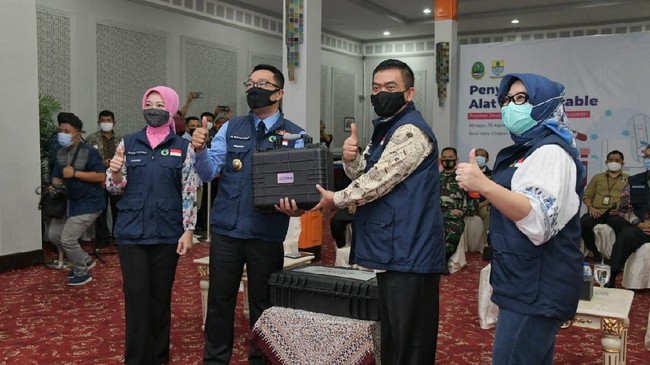 Ridwan Kamil menyerahkan PCR Portable ke 27 daerah untuk meningkatkan rasio pengetesan swab test PCR di Jabar.