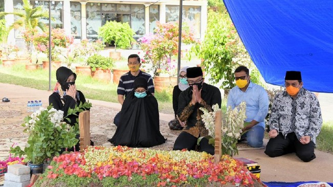 Gubernur Jabar Ridwan Kamil bertakziah ke makam mantan Bupati Indramayu Irianto MS Syafiuddin di Kabupaten Indramayu, Minggu (30/8).