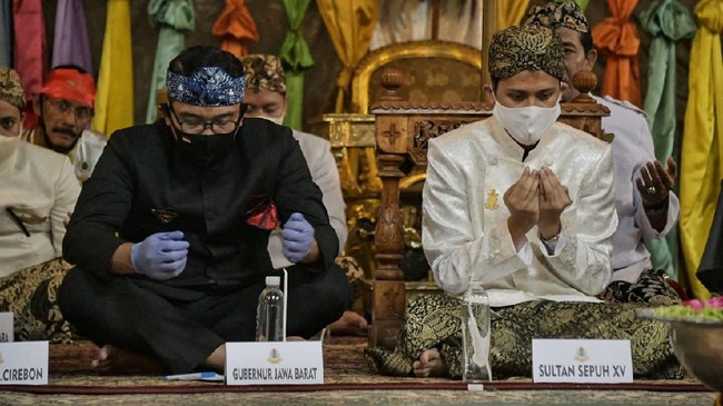 Gubernur Jabar Ridwan Kamil menghadiri tahlilan 40 hari wafat Gusti Sultan Sepuh XIV Pangeran Raja Adipati (PRA) Arief Natadiningrat di Cirebon, Minggu (30/8).