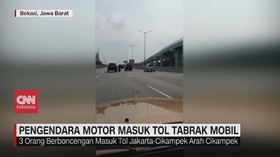 VIDEO: Pengendara Motor Masuk Tol Tabrak Mobil
