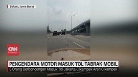 VIDEO: Pengendara Motor Masuk Tol Tabrak Mobil
