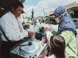Penjual Pentol Berdandan ala Orang Kantoran, Ini Komentar Pembeli