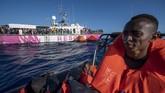 FOTO: Penyelamatan Imigran Dengan Kapal Sumbangan Banksy Seniman grafiti asal Inggris, Banksy, mengerahkan kapal untuk menyelamatkan para imigran di Laut Mediterania.