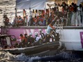 FOTO: Penyelamatan Imigran Dengan Kapal Sumbangan Banksy