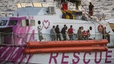 FOTO: Penyelamatan Imigran Dengan Kapal Sumbangan Banksy Seniman grafiti asal Inggris, Banksy, mengerahkan kapal untuk menyelamatkan para imigran di Laut Mediterania.
