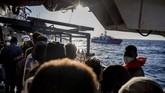 FOTO: Penyelamatan Imigran Dengan Kapal Sumbangan Banksy Seniman grafiti asal Inggris, Banksy, mengerahkan kapal untuk menyelamatkan para imigran di Laut Mediterania.
