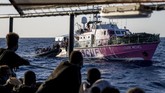 FOTO: Penyelamatan Imigran Dengan Kapal Sumbangan Banksy Seniman grafiti asal Inggris, Banksy, mengerahkan kapal untuk menyelamatkan para imigran di Laut Mediterania.