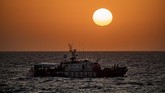 FOTO: Penyelamatan Imigran Dengan Kapal Sumbangan Banksy Seniman grafiti asal Inggris, Banksy, mengerahkan kapal untuk menyelamatkan para imigran di Laut Mediterania.