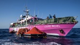 FOTO: Penyelamatan Imigran Dengan Kapal Sumbangan Banksy Seniman grafiti asal Inggris, Banksy, mengerahkan kapal untuk menyelamatkan para imigran di Laut Mediterania.
