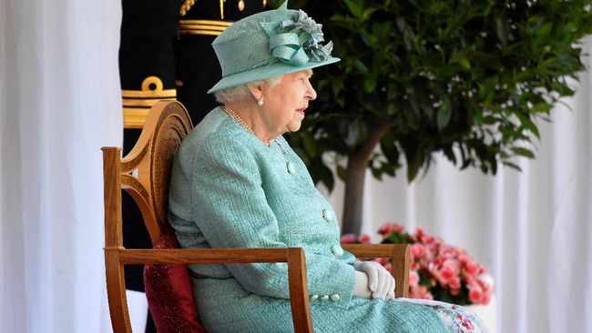 Ratu Elizabeth II diminta dokter untuk istirahat secara penuh di Kastel Windsor, Berkshire, Inggris dan terpaksa membatalkan perjalanan ke Irlandia Utara.