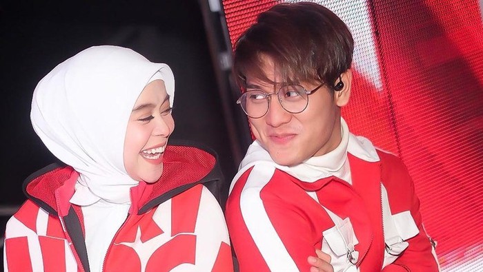 Masih saling mengenal satu sama lain, Rizky Billar meminta Leslar untuk tak berlebihan dalam mendukung hubungan mereka. Pemeran Faizal di sinetron Jangan Panggil Gue Pak Haji ini mengatakan dirinya masih memantaskan diri untuk Lesty. (Foto: instagram.com/lesty.billarr/)