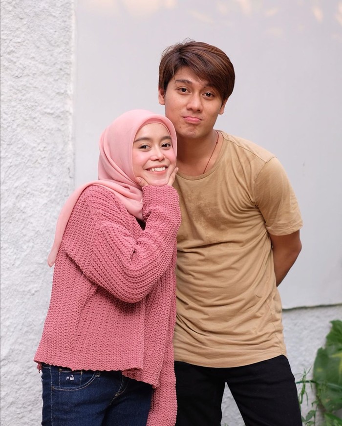 Meski belum meresmikan hubungan mereka, pria bernama lengkap Muhammad Rizky Billar kerap menunjukkan perhatiannya pada Lesty Kejora. Seperti saat pedangdut ini ulang tahun, Rizky Billar turut memberikan doa terbaik. “Selamat ulang tahun Dd @lestykejora semoga sehat selalu,tetap menjadi inspirasi banyak orang dan tetap menjadi pribadi yang menyenangkan,” tulis Rizky Billar. (Foto: instagram.com/lesty.billarr/)