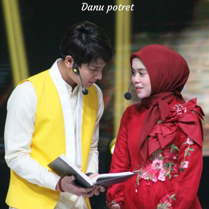 Pertemuan awal mereka sempat jadi trending dan membuat baper fans. Rizky Billar dan Lesty Kejora dijuluki sebagai pasangan Anjay. Sementara fans keduanya bernama Leslar (Lesty-Billar). Saking viralnya hubungan mereka, pesinetron asal Medan ini sampai dijuluki Pangeran Anjay oleh para sahabatnya. (Foto: instagram.com/rizkybillar)
