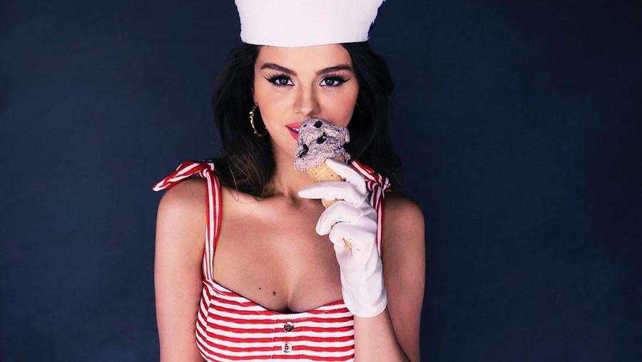 selena gomez dapat bunga bentuk es krim