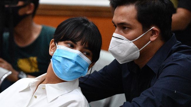 Mertua Vanessa Angel, Dewi Zulianti, menangis lihat Vanessa Angel masuk Rutan Pondok Bambu, Rabu (18/11), dan berpisah dari anaknya.