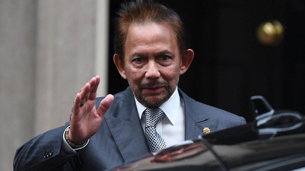 Momen Sultan Brunei Nyetir Pesawat Sendiri ke KTT ASEAN di Filipina