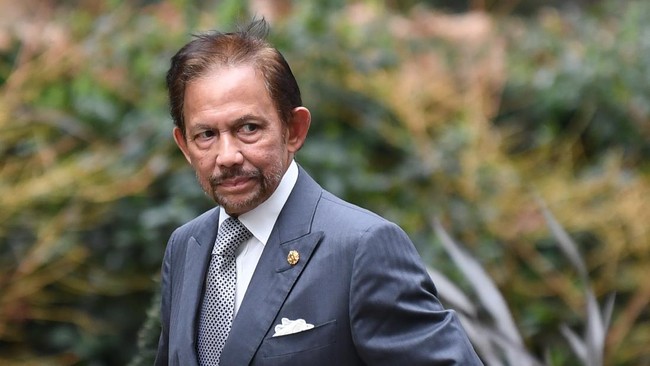 Sultan Brunei Hassanal Bolkiah dilarikan ke RS di Kuala Lumpur Malaysia karena kelelahan, saat hadiri rangkaian KTT ASEAN.