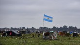 FOTO: Tunawisma Melonjak di Argentina Akibat Pandemi Corona Jumlah penduduk miskin di Argentina meningkat akibat penyebaran virus corona beberapa bulan belakangan ini. Beberapa di antaranya menjadi tunawisma.