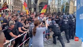VIDEO: Bentrok Demo Anti-corona di Jerman, 300 Ditangkap
