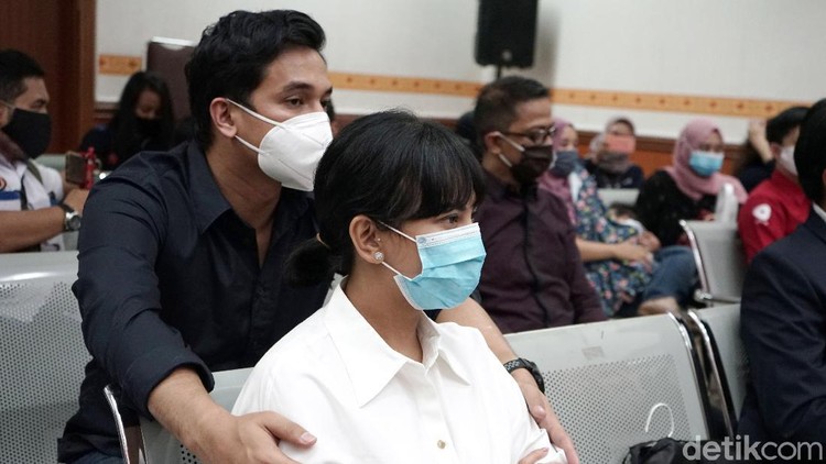 Vanessa Angel dan Bibi, suaminya, saat ditemui di PN Jakarta Barat.