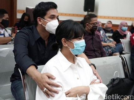 Anak hingga Ayah Ikut Menemani Vanessa Angel di Sidang Perdana