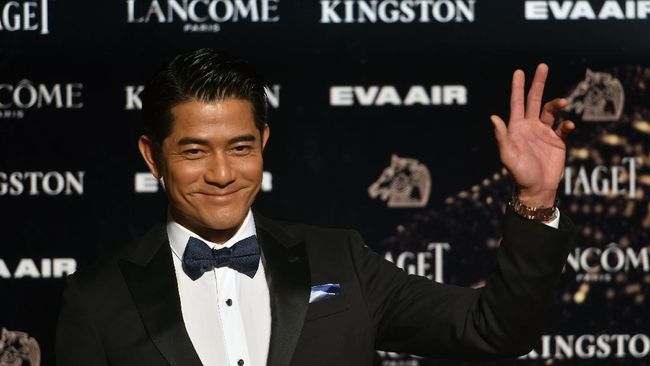 Di usianya yang ke 54 wajah Aaron Kwok masih sama seperti dulu, dia tak terlihat menua alias awet muda. Berikut rahasia perawatan kulitnya.