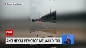 VIDEO: Aksi Nekat Pemotor Melaju di Tol
