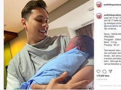 Senyum Semringah Andhika Pratama Gendong Putra Pertamanya