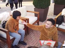 Momen Betrand Peto Pertama Kali Cicip Pizza dan Belajar Pakai Sumpit