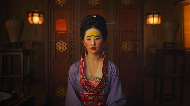 Bagi desainer kostum Mulan Bina Daigeler film Mulan menjadi sebuah kesempatan emas untuk menambahkan bakat, drama, dan warna dalam kostumnya.