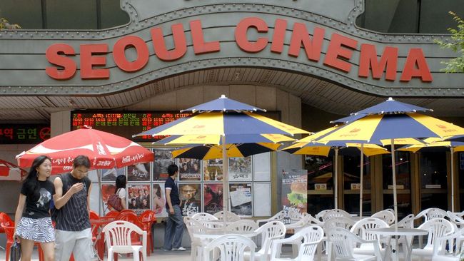 Beberapa bioskop di Korea Selatan membuka pintu dan layar mereka untuk menayangkan drama televisi, demi bertahan kala pandemi.
