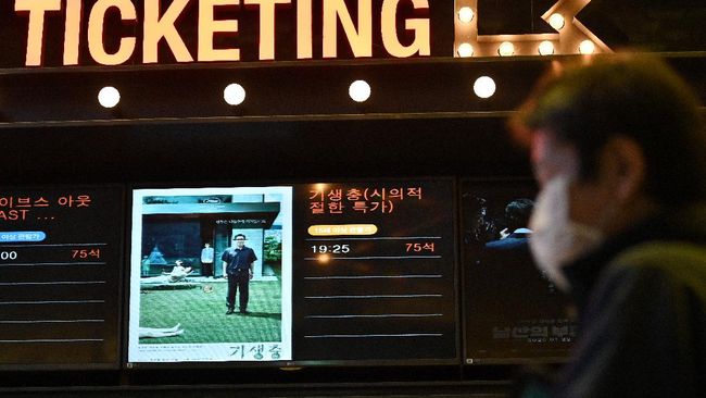 Gelombang kedua Covid-19 di Korea Selatan terpaksa membuat sejumlah bioskop tutup bahkan mengurangi gaji karyawannya.