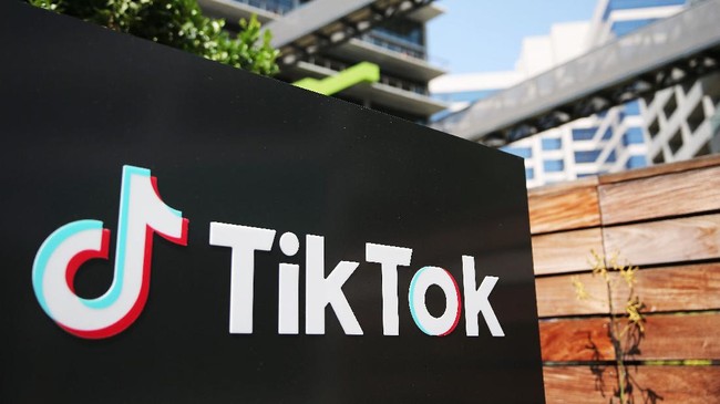 Menko Marves Luhut Panjaitan menyambut investasi TikTok di RI meski meminta untuk tak masuk ke ranah politik.