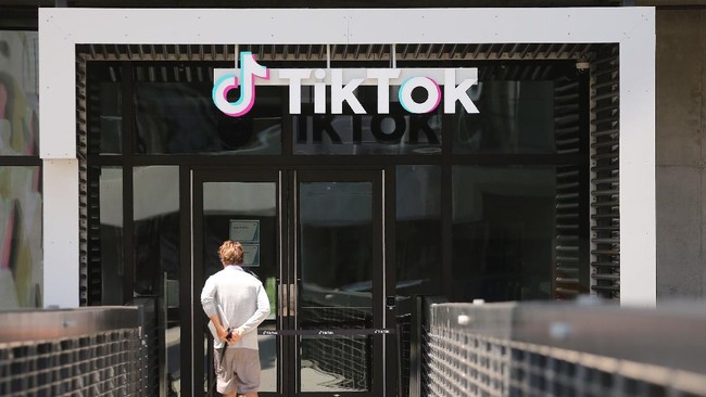TikTok 'Meledak' di Eropa, Sepertiga Warga Pakai TikTok Tiap Bulan TikTok tumbuh secara pesat di kalangan anak muda benua biru Eropa, penggunanya dari berbagai usia.